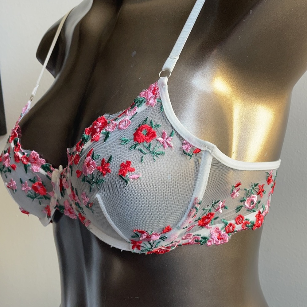 Floral Lace Bra Size Large .